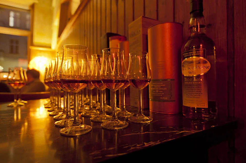 Alle 15 bis 20 Minuten wird eine neue Whiskysorte ausgeschenkt, die sich dann golden im Glas zu den tiefdröhnenden Klängen des Dooms kräuselt.