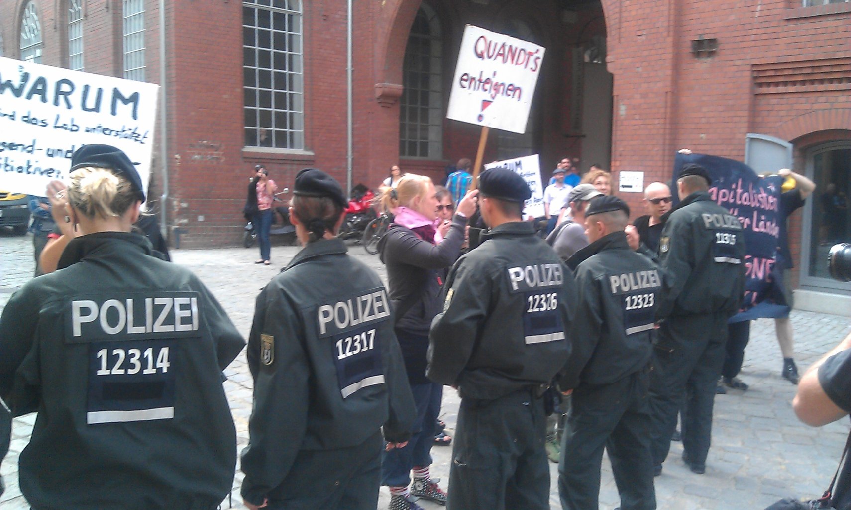 Am Freitag zur Eröffnung des BMW Guggenheim Lab wurde wieder von Gegnern des Projekts lautstark protestiert....