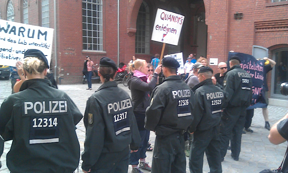 Protest am Pfefferberg: Die Polizei sichert die Eröffnung des Guggenheim Lab in Prenzlauer Berg ab.