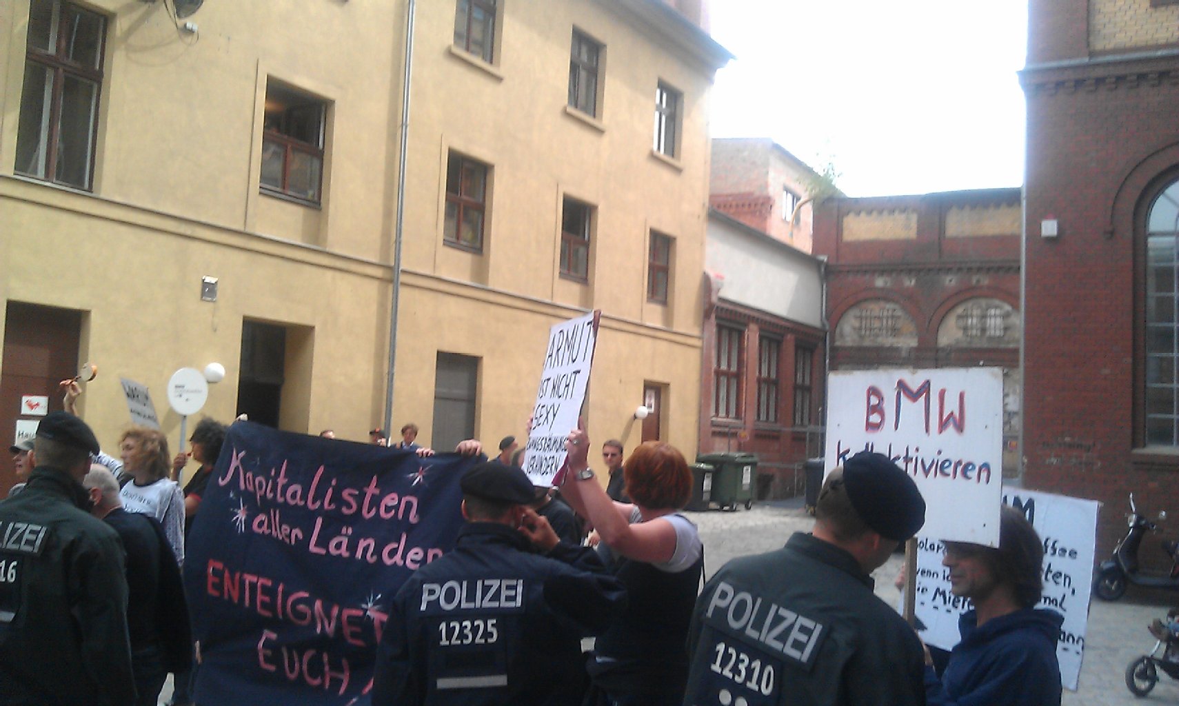 Mit Trillerpfeifen, Sprechchören und Plakaten versuchten einige Anwohner, auf das Gelände am Pfefferberg vorzudringen.
