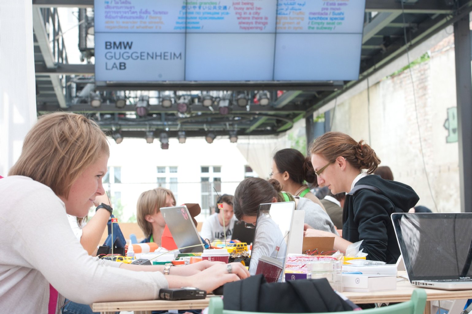 Die Spanne reicht vom Vortrag eines Stadtforschers („Berlin ist hässlich, und das ist auch gut so“) bis zum selbstgebauten Solarröster für Kaffeebohnen.