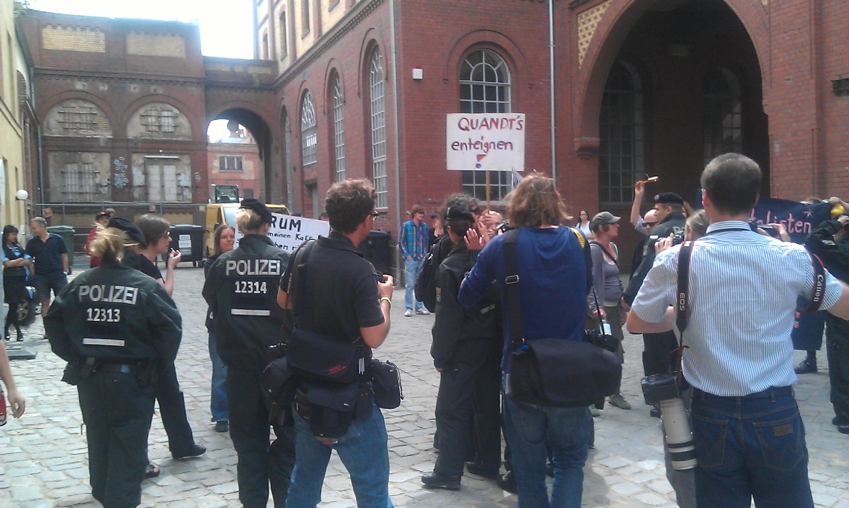 Die Polizei hindert die Demonstranten am Betreten des Lab-Geländes, sodass sie im Innenhof stehen bleiben müssen. Etwa 50 Beamte waren im Einsatz sein.