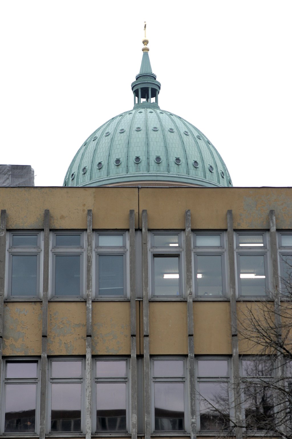 In direkter Nähe der Nikolaikirche steht die Fachhochschule Potsdam. Ein DDR-Bau, den viele Kritiker der Stadtumgestaltung nach dem Krieg gern früher als später abgerissen sähen, damit er das neu entstehende alte Stadtbild nicht stört.