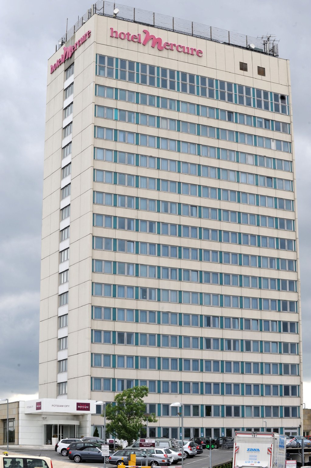 Das heutige Hotel Mercure in Potsdam war ein klassisch schlichtes DDR-Hochhaus, das von 1966 bis 1969 gebaut und von der Interhotel-Kette betrieben wurde.