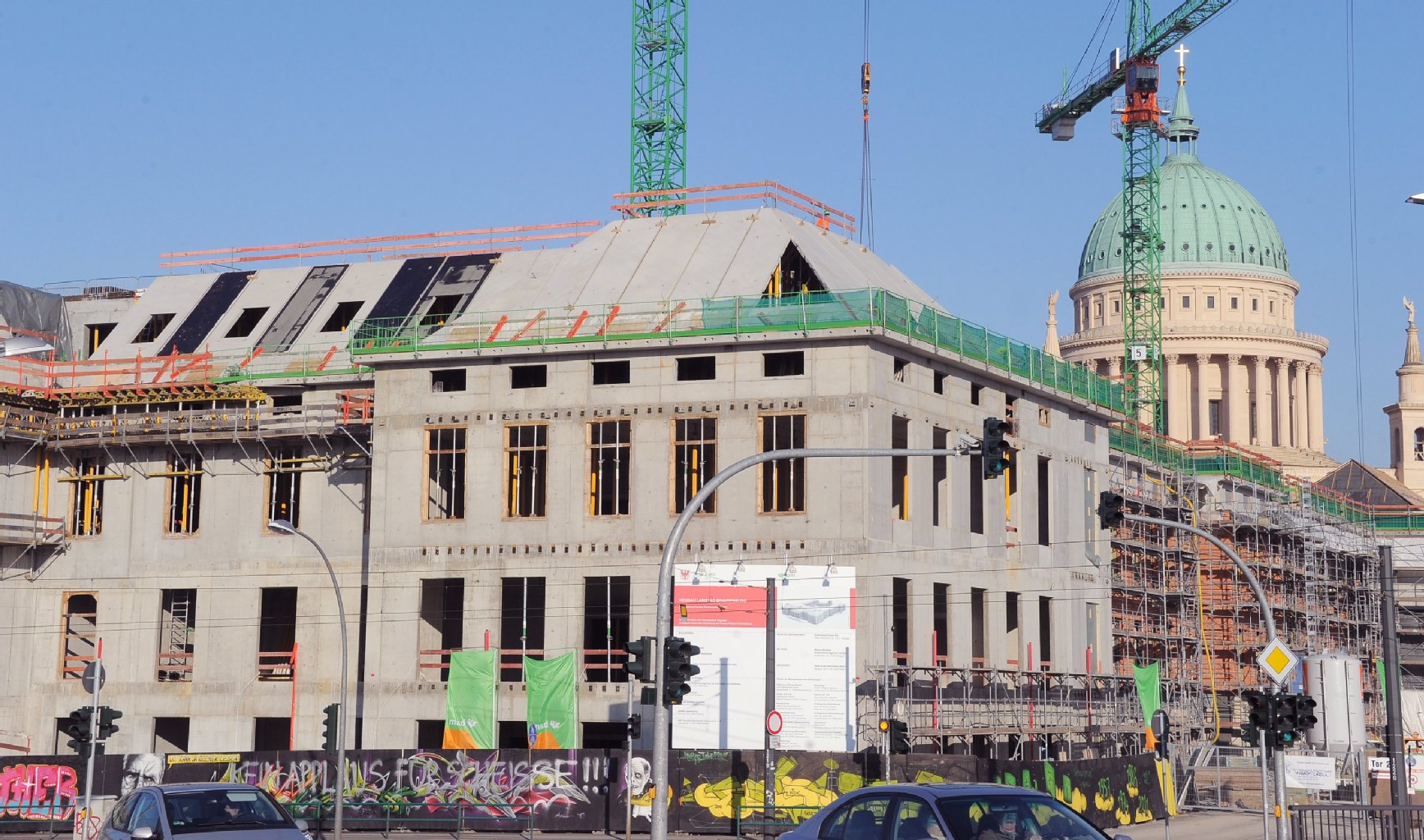 Im Stadtschloss, in dem später der Brandenburger Landtag seinen Sitz findet, wird gerade der Nachbau der historischen Fassade, die ebenfalls Plattner spendiert hat, angebracht.