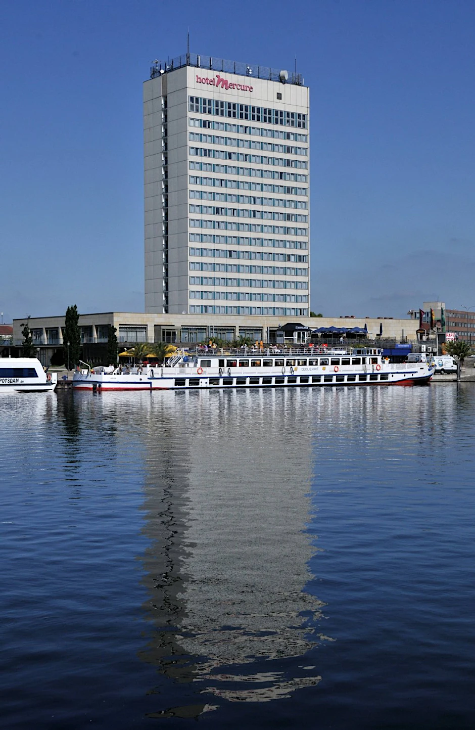 Nicht schön, aber prägend fürs Stadtbild: Das heutige Mercure, fertiggestellt 1969, war ein klassisches Hochhaus der DDR-Kette Interhotel.
