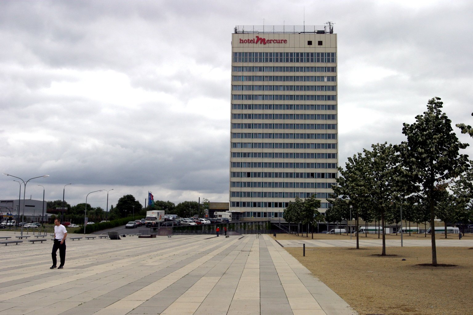 Der Lustgarten hinter dem Hotel Mercure – obwohl direkt am Stadtzentrum – ist eine große Beton-Brache, die nur selten zu Volksfesten genutzt wird.