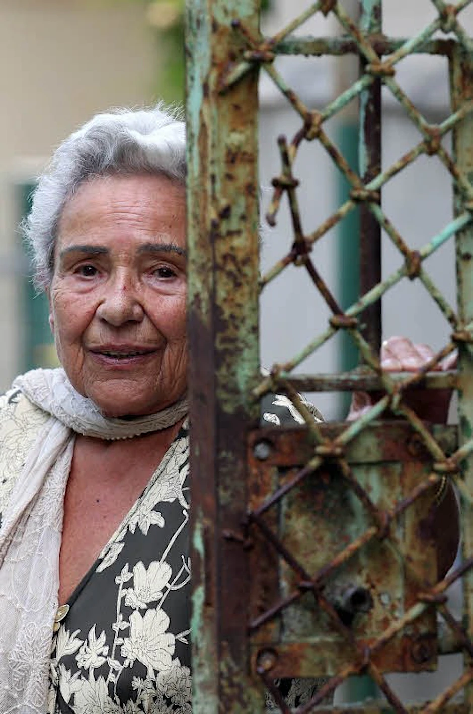 Helga Gäbel am Gefängniseingang. Sie ist eine lebenslustige Frau geblieben.