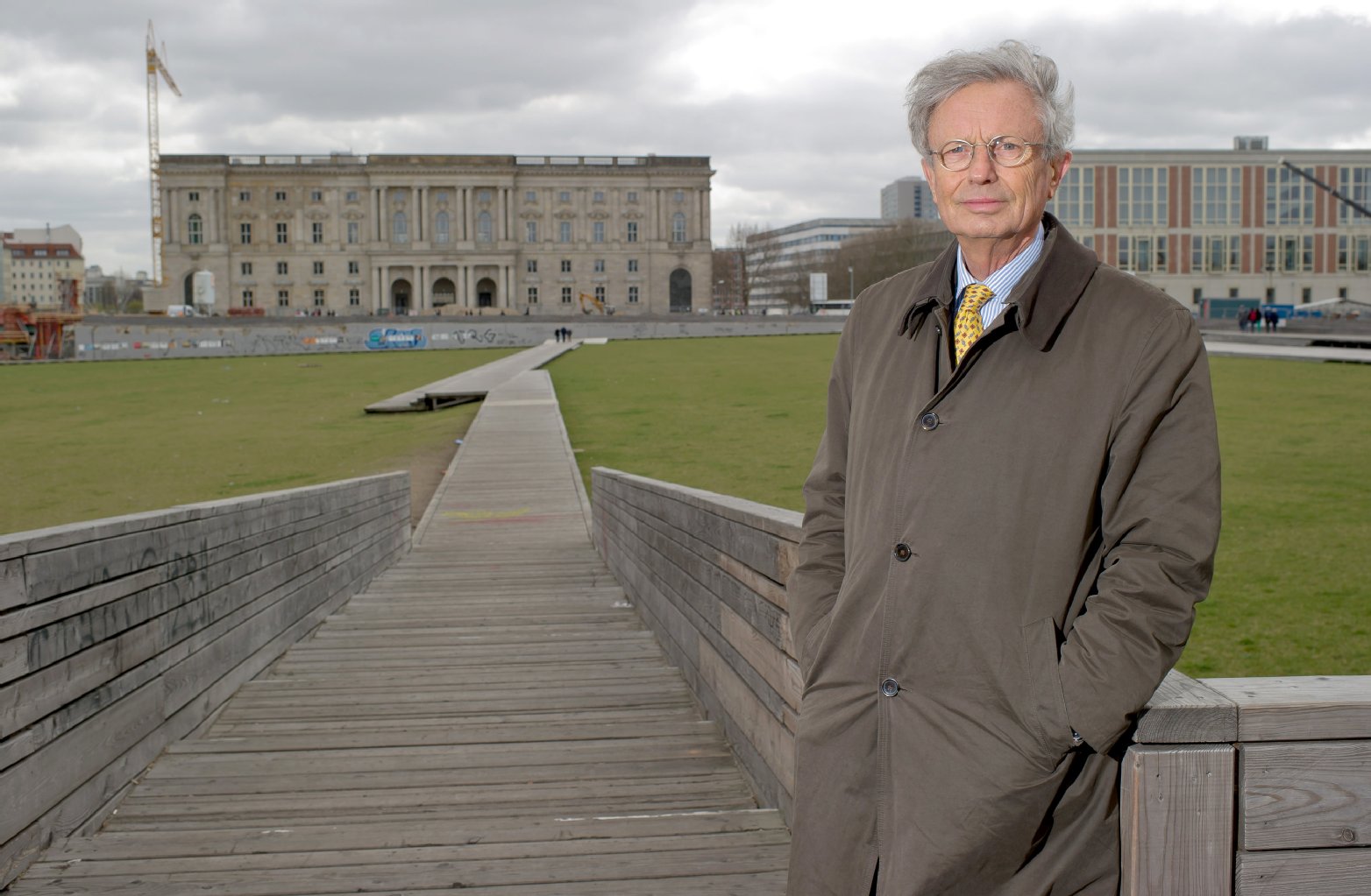 Auf drei Herren kommt es an – sie sind für den Bau des neuen Schlosses besonders wichtig. 1) Wilhelm von Boddien, 70, Geschäftsführer des Fördervereins Berliner Schloss. Er ist dafür verantwortlich, dass die zugesagten 80 Millionen Euro Spenden für die Rekonstruktion der Barockfassade in die Kasse kommen. Der Förderverein hatte das Geld versprochen, damit das Gebäude auf dem Schlossplatz nicht teurer wird als ein Haus mit moderner Architektur. Dass jetzt der Bau beginnt, sei für ihn „ein absoluter Höhepunkt“, sagt von Boddien. Obwohl noch rund 60 Millionen in der Kasse fehlen, ist er sicher, das Ziel zu erreichen. „Wir haben das 20-fache dessen, was die Frauenkirche zum Baubeginn hatte.“