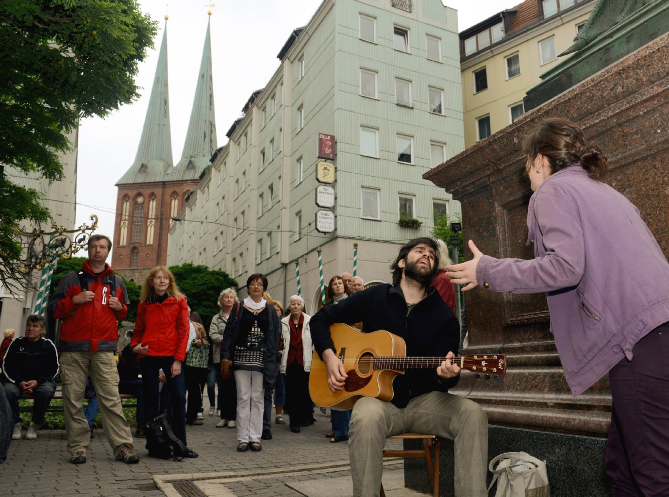 Portugiesischer Folk des Duos Lavoisier gab es im Nikolaiviertel zu hören.