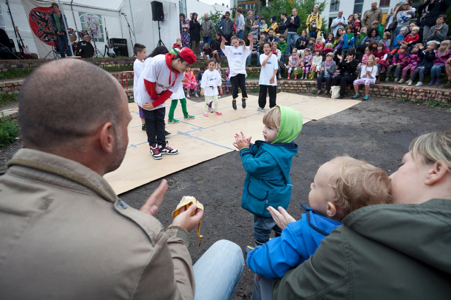 Der kleine Oskar (2 Jahre) war mit seiner Familie in die Marienburger Straße gekommen. Und applaudierte den Hip Hop Tänzern.
