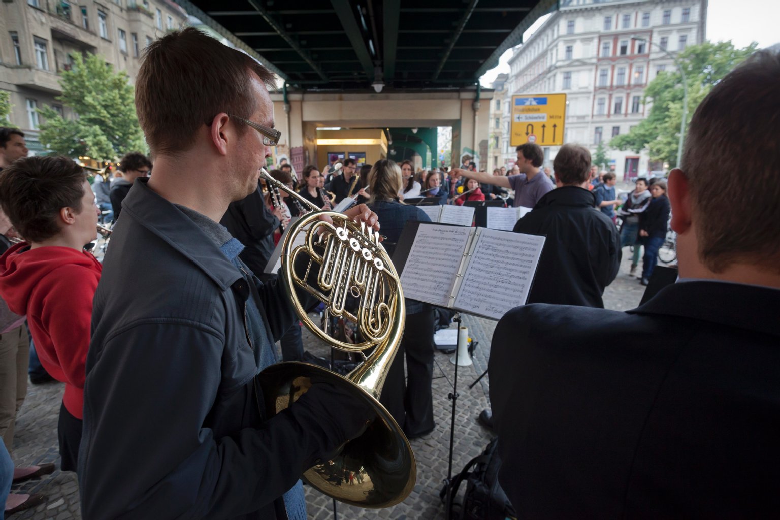 Blasmusik spielte die Zentralkapelle Berlin unter der U-Bahn Schönhauser Allee.