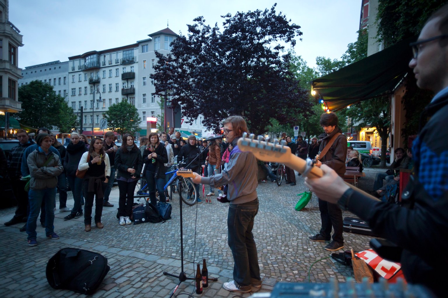Schon leicht eingesetzt hatte die Abenddämmerung beim Spiel von All Button In in der Oderberger Straße.