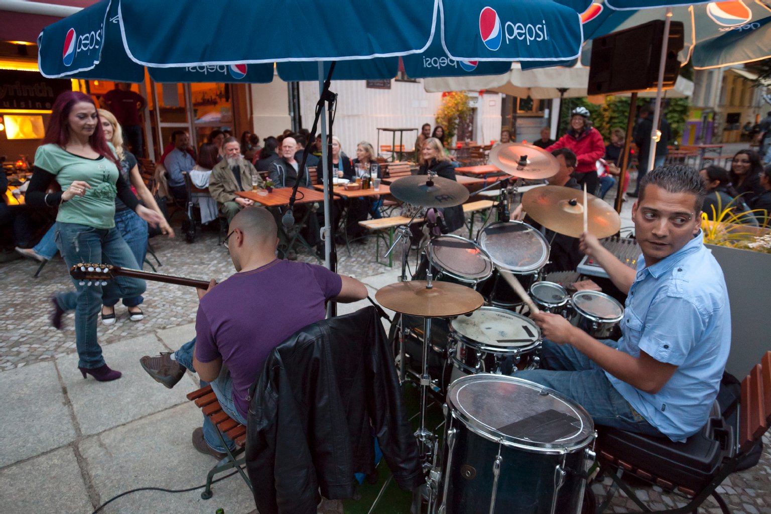 ...andere musizierten vor Restaurants, wie hier in der Oderberger Straße.