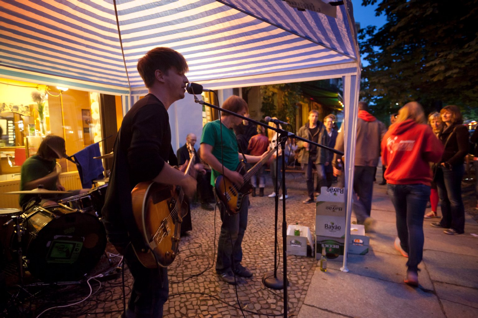 Im ganzen Berliner Stadtgebiet gab es bei dem eintägigen Musikfest Fête de la Musique Rock, Pop, Funk, Jazz, Punk oder Folk. Auch unbekannteren Künstlern bot das weltweit internationale Straßenfestival eine gute Plattform. Die Band Television Knockout spielte in der Kastanienallee.
