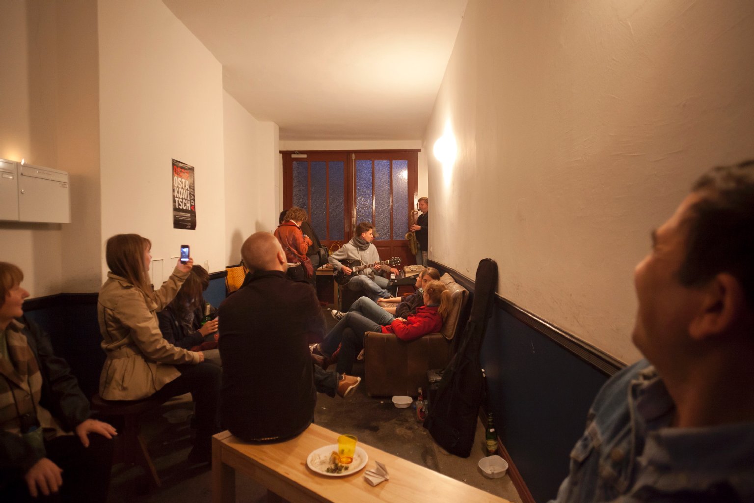 Ruhiger ging es bei einer Jam-Session der Hausband in der Einfahrt Kastanienallee 80 zu.