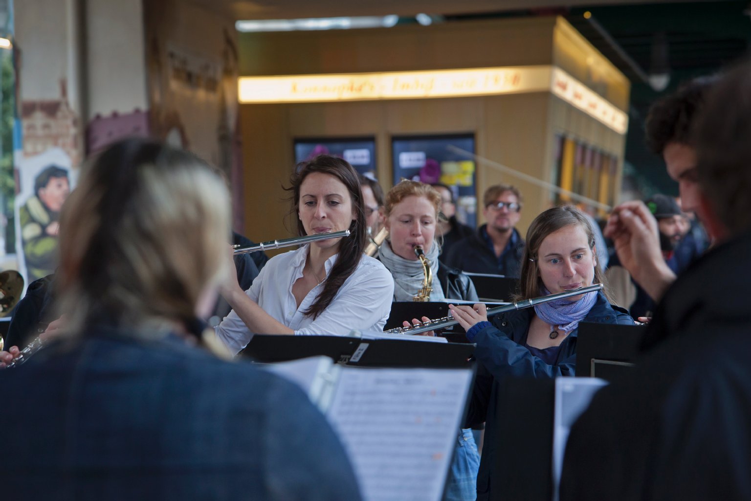 Vor Konnopke gaben die Musiker ihr Können zum Besten.