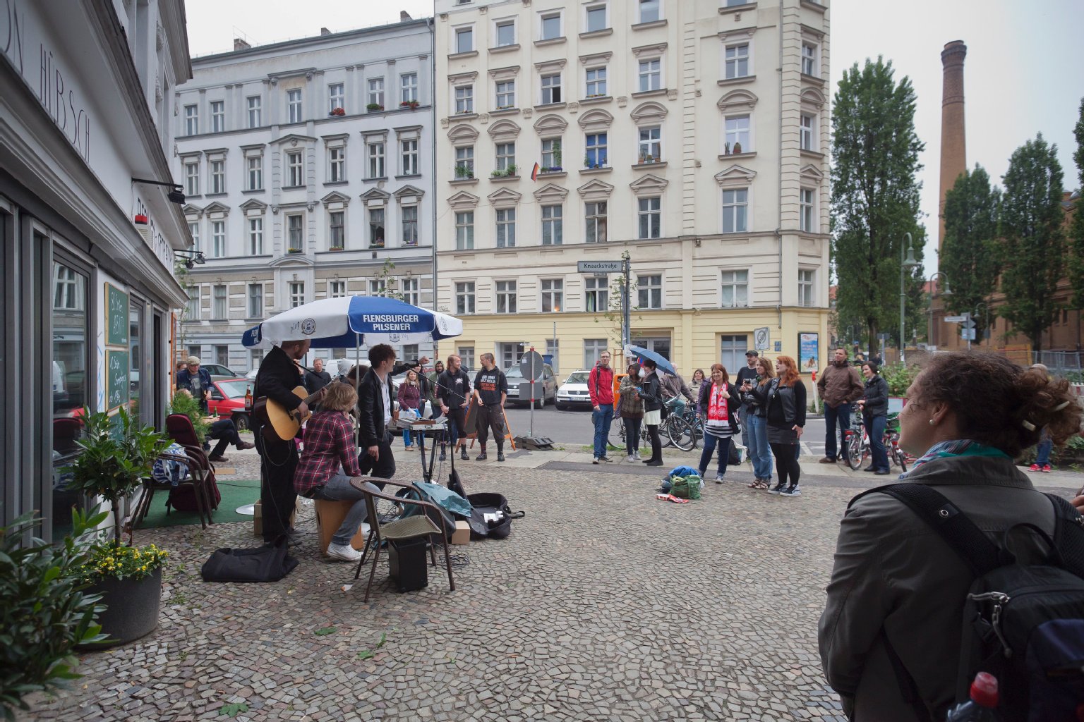 Die Band Harthof lockte Schaulustige in der Sredzkistraße/Knaackstraße an.
