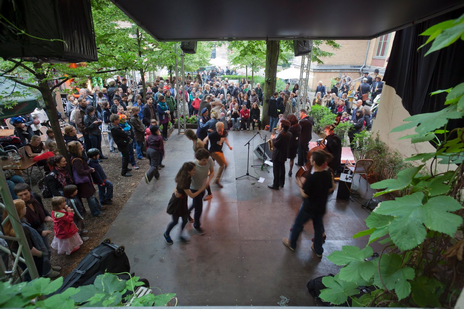 Aktiver ging es in der Kulturbrauerei zu: Eine Swing-Band lud zum Tanz auf die Bühne im Frannz Garten.