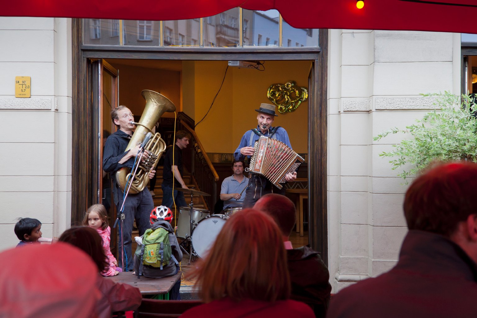 Ein Akkordeon im Gepäck hatte die Band Hauptstadt Polka. Sie spielte in der Pappelallee.