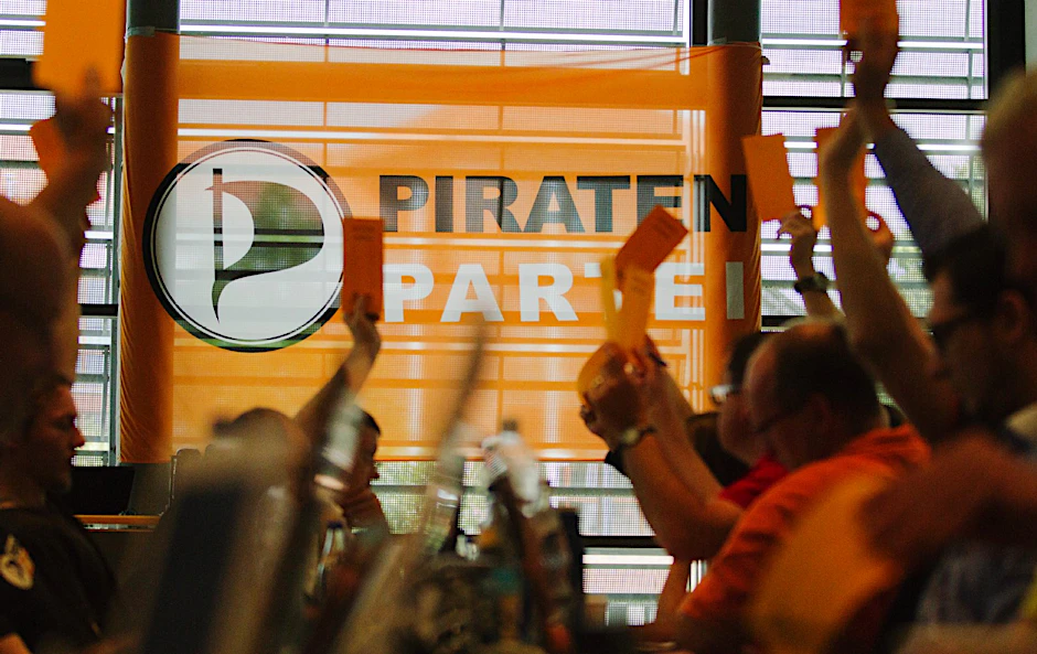 Mitglieder der Brandenburger Piratenpartei halten beim Landesparteitag der Piratenpartei Brandenburg in Luckenwalde Stimmzettel hoch. Beim siebten Landesparteitag sollen Punkte für das Wahlprogramm zu kommenden Landtagswahl beschlossen werden.