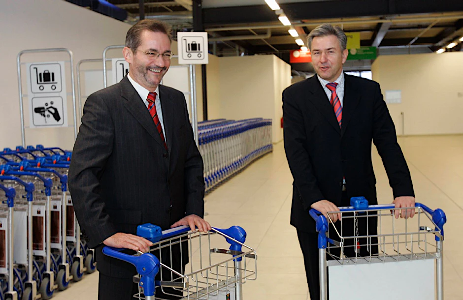 Da war ihre Flughafenwelt noch in Ordnung: Matthias Platzeck und Klaus Wowereit bei der offiziellen Eröffnung eines neuen Terminals in Schönefeld im Jahr 2005.
