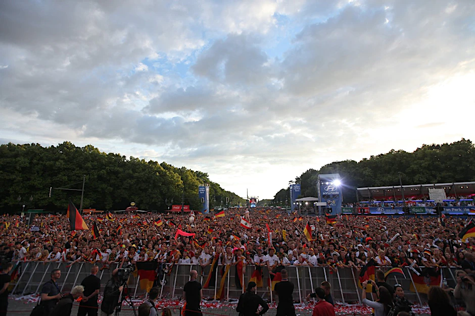 Fans der deutschen Mannschaft stehen auf der Fanmeile in Berlin beim Public Viewing des Viertelfinales zwischen Deutschland und Griechenland bei der EM. Zu den Halbfinalspielen am Mittwoch (Spanien–Portugal) und am Donnerstag, wenn die deutsche Nationalelf in Warschau auf Italien trifft, zwei zusätzliche Großbildleinwände aufgestellt.