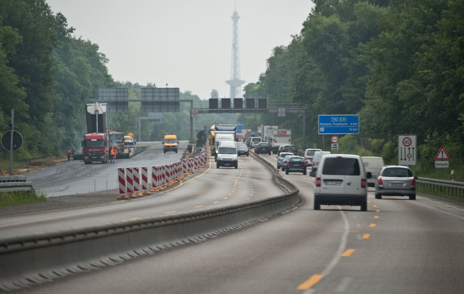Kilometerlang im Stau standen Autofahrer auf der Stadtautobahn Avus zwischen dem Dreieck Funkturm und der Ausfahrt Hüttenweg. Der Grund: Ein entlaufenes Pferd.