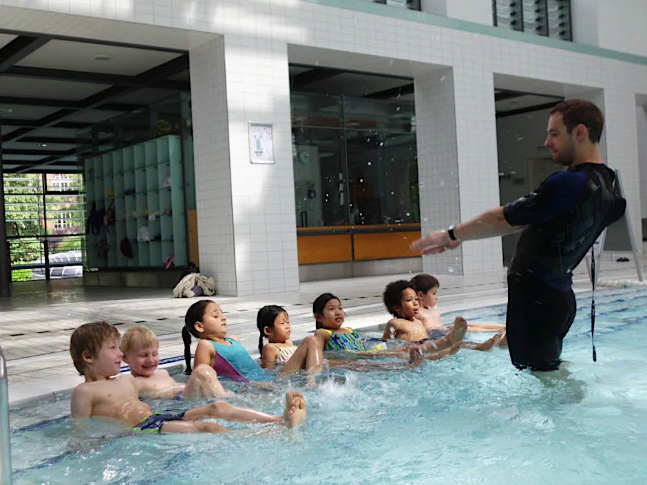 Keine Angst vor dem Wasser: Schwimmtrainer Mathias Wick gibt Unterricht im Stadtbad Schöneberg.