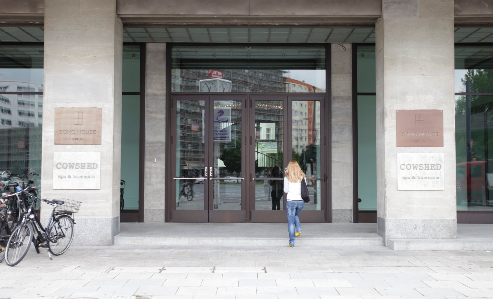 US-Popstar Madonna soll im Privatclub Soho House in Berlin mehrere Etagen angemietet haben.