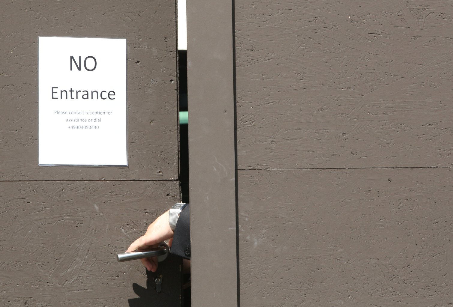 Ein Security-Mitarbeiter öffnet am Donnerstag die Tür zur Einfahrt des "Soho House" in Berlin.
