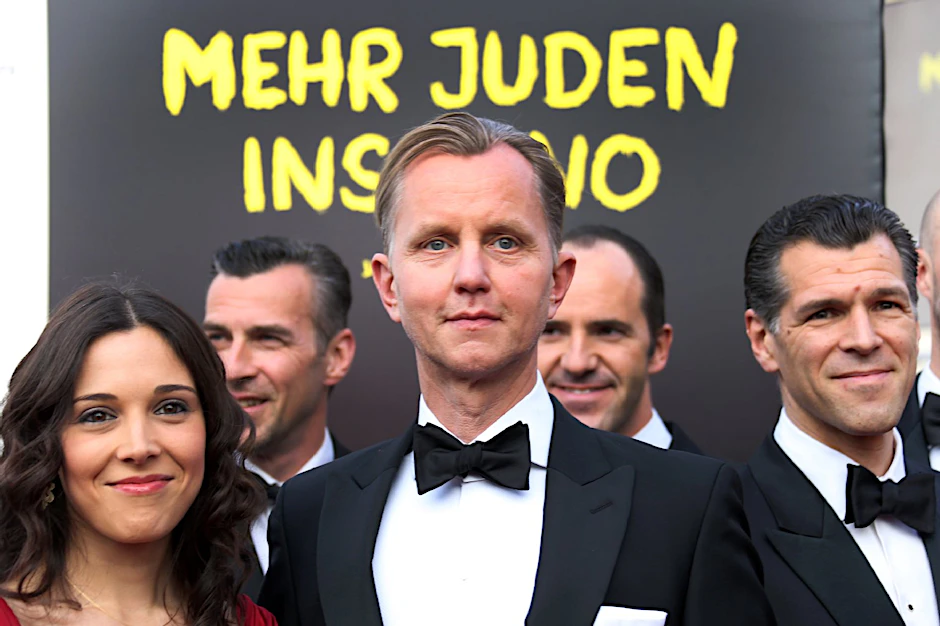 Max Raabe war mit seinem Orchester in Israel. Auf der Gastspiel-Reise ist ein Film entstanden, und der wird jetzt auf dem Festival gezeigt.