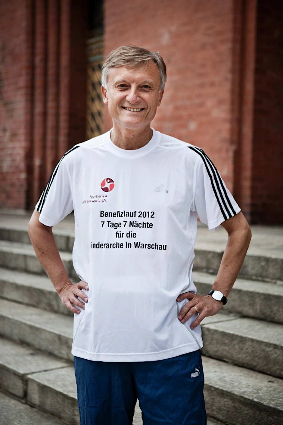 Der polnische Botschafter Marek Prawda nimmt am "Benefizlauf 2012 7 Tage 7 Nächte für die Kinderarche in Warschau" teil. Er läuft symbolisch mit den Läufern, die von Osnabrück nach Warschau laufen, vom Rathaus in Frankfurt (Oder) über die Deutsch-polnische Grenze nach Slubice.