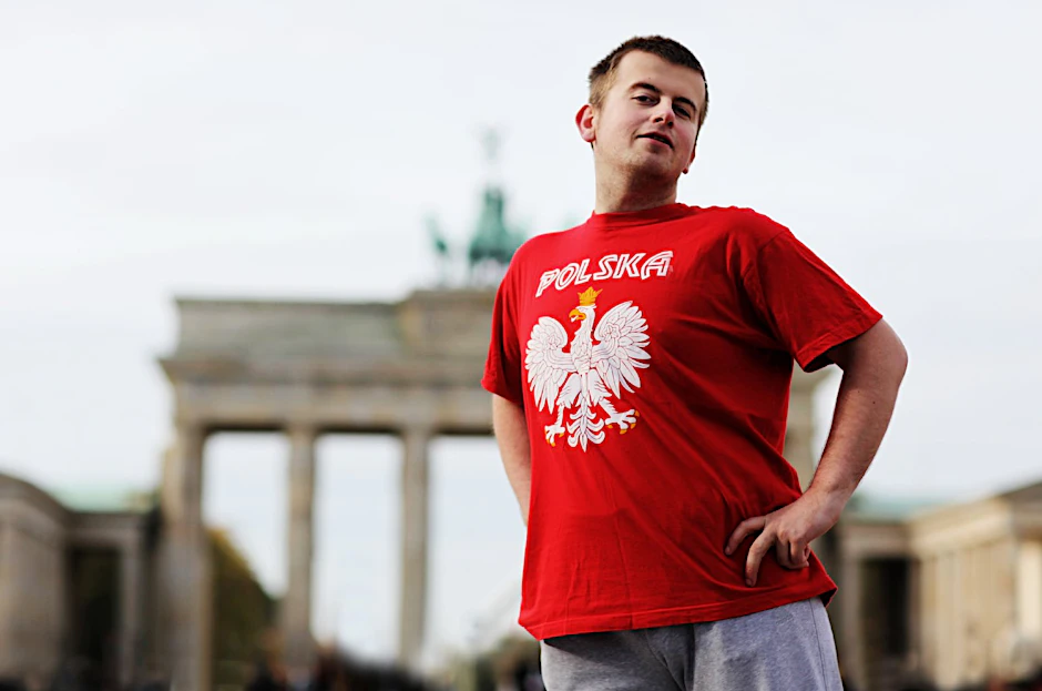 Marek Fis spielt nicht nur mit Klischees, er spreizt sie bis sie wehtun.