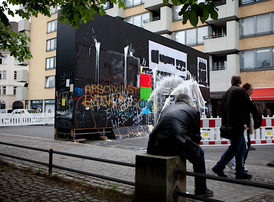 Das soll Kunst sein? Passanten betrachten die Mauer an der Friedrichstraße.