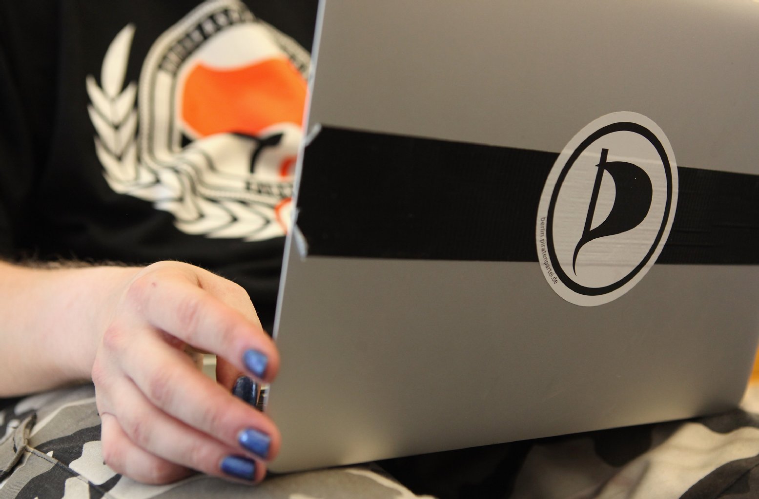 Allgegenwärtig: das Logo. Auf dem Laptop...