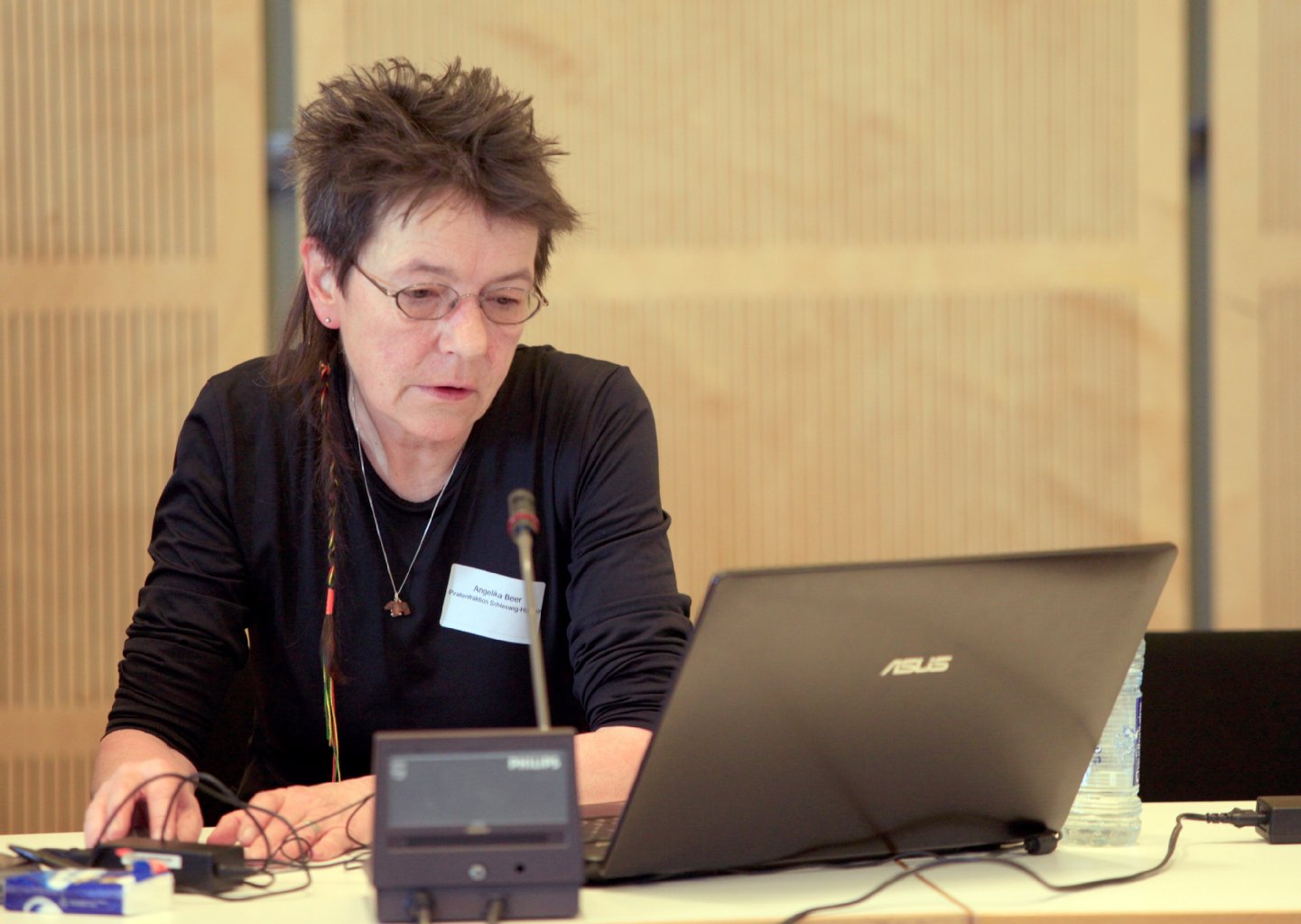 Angelika Beer von der Piratenfraktion Schleswig Holstein war auch da, sowie viele andere Mitglieder der Fraktionen aus Berlin, dem Saarland, Schleswig-Holstein und Nordrhein-Westfalen.