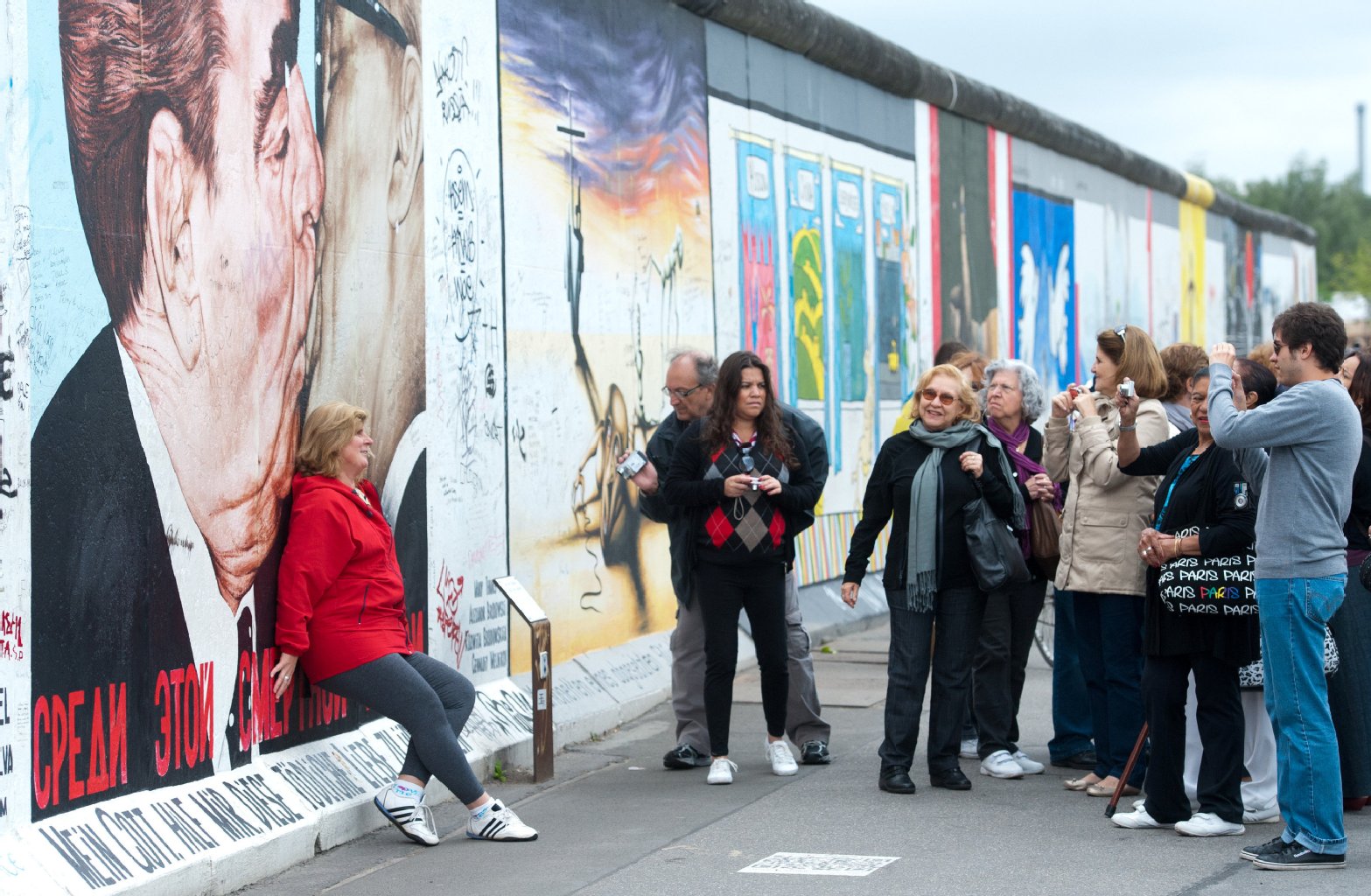 Leute posieren vor den Gemälden in verschiedenen Stilrichtungen. Viele wollen ein Teil des Gemäldes sein...