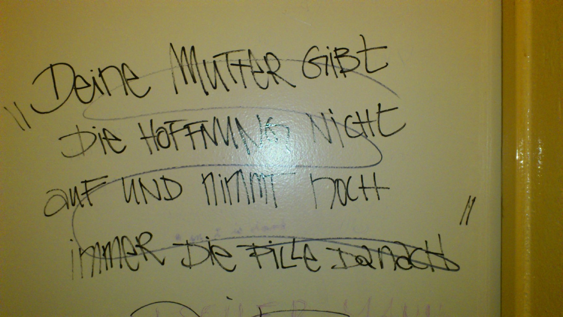 Harte Sprüche in der Mini-Bar in der Graefestraße in Kreuzberg. Und auch ein bisschen lustig.