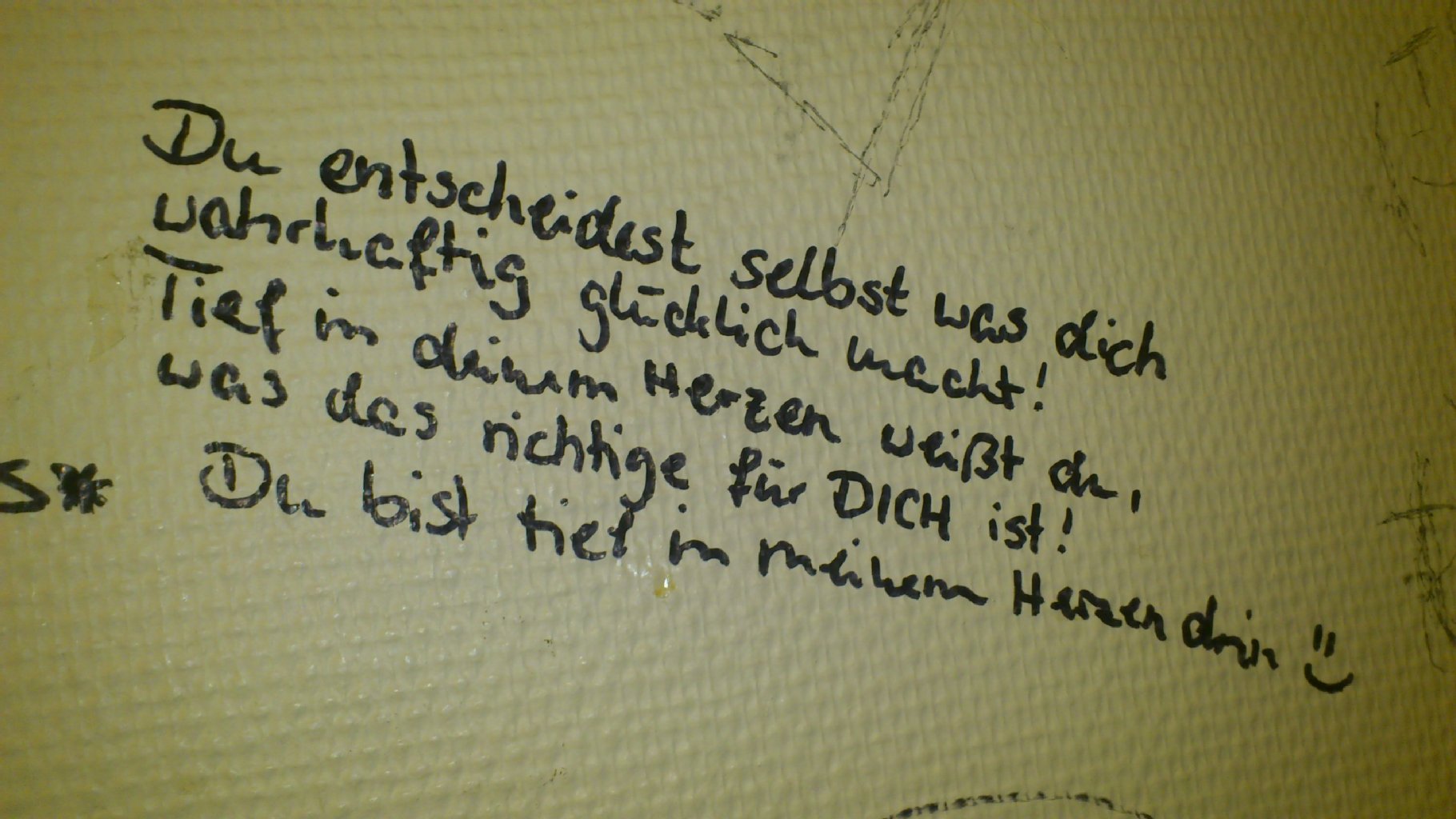 "Du bist tief in meinem Herzen drin!" Liebeserklärungen mit Edding für die Ewigkeit. Auf der Toilette im K17 in Friedrichshain in der Pettenkoferstraße kann man ruhig länger verbringen. Zu rührselig sind die Sprüche auf dem Damenklo.