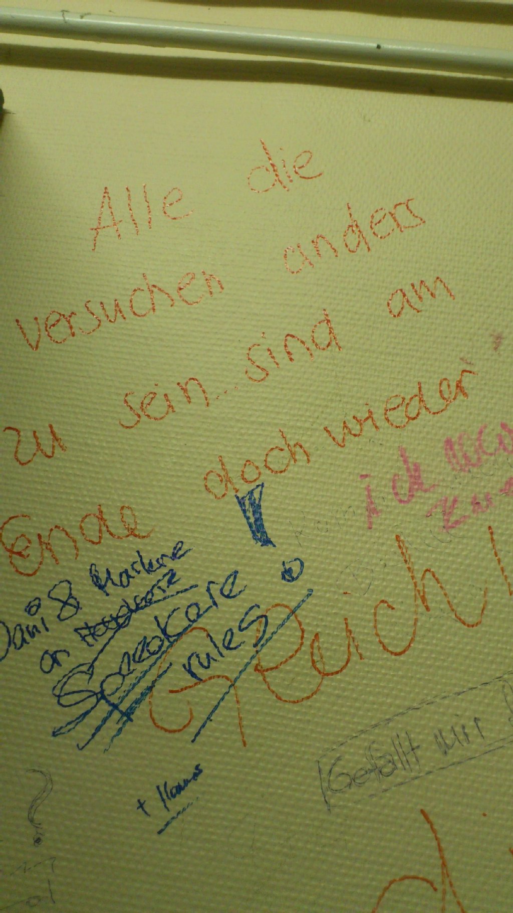 Lebensweisheiten sind der ganz große Renner auf den Damenklos der Hauptstadt. Frage ans andere Geschlecht: Steht so etwas auch bei Euch an den Wänden der Toilettenräume?
