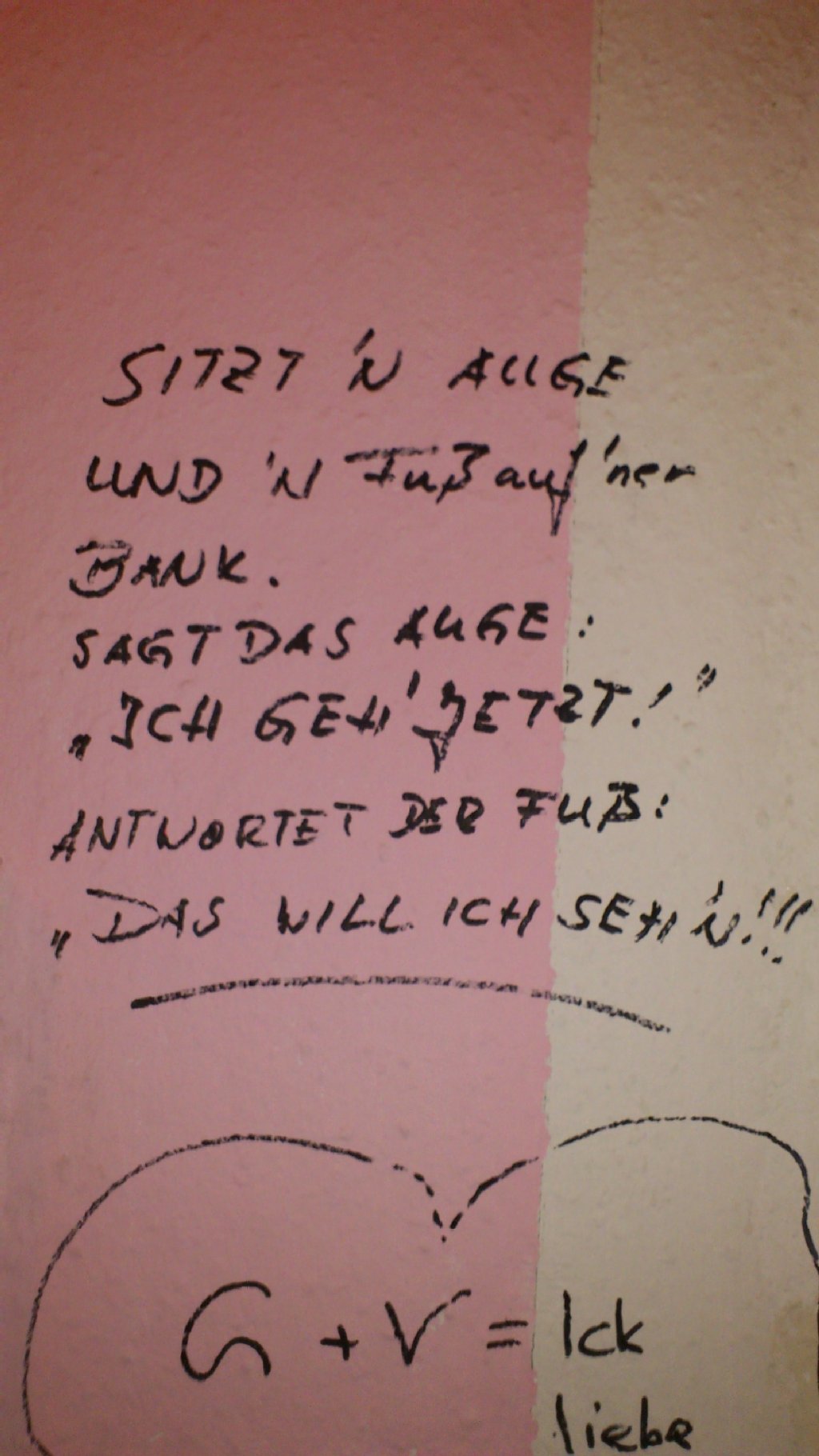Auge und Fuß auf der Bank: Was genau dieser Non-Sense-Witz uns sagen will, weiß keiner so genau. Vielleicht sollte man sich öfter mal ins Supernova in der Stargarder Straße in Prenzlauer Berg begeben, um hinter den Kern der Aussage zu kommen.