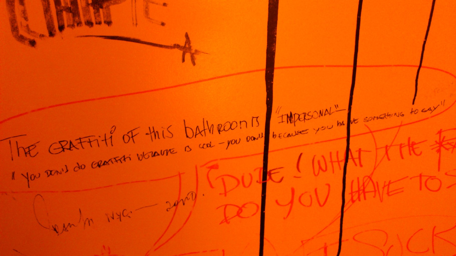 Kritische Stimmen in der Pony-Bar in den Alten Schönhauser Straße in Mitte: Diese Toiletten-Benutzerin findet die Spruchauswahl offenbar etwas dünne. So richtig etwas zu sagen, hat sie aber auch nicht. Egal, Hauptsache verewigen.