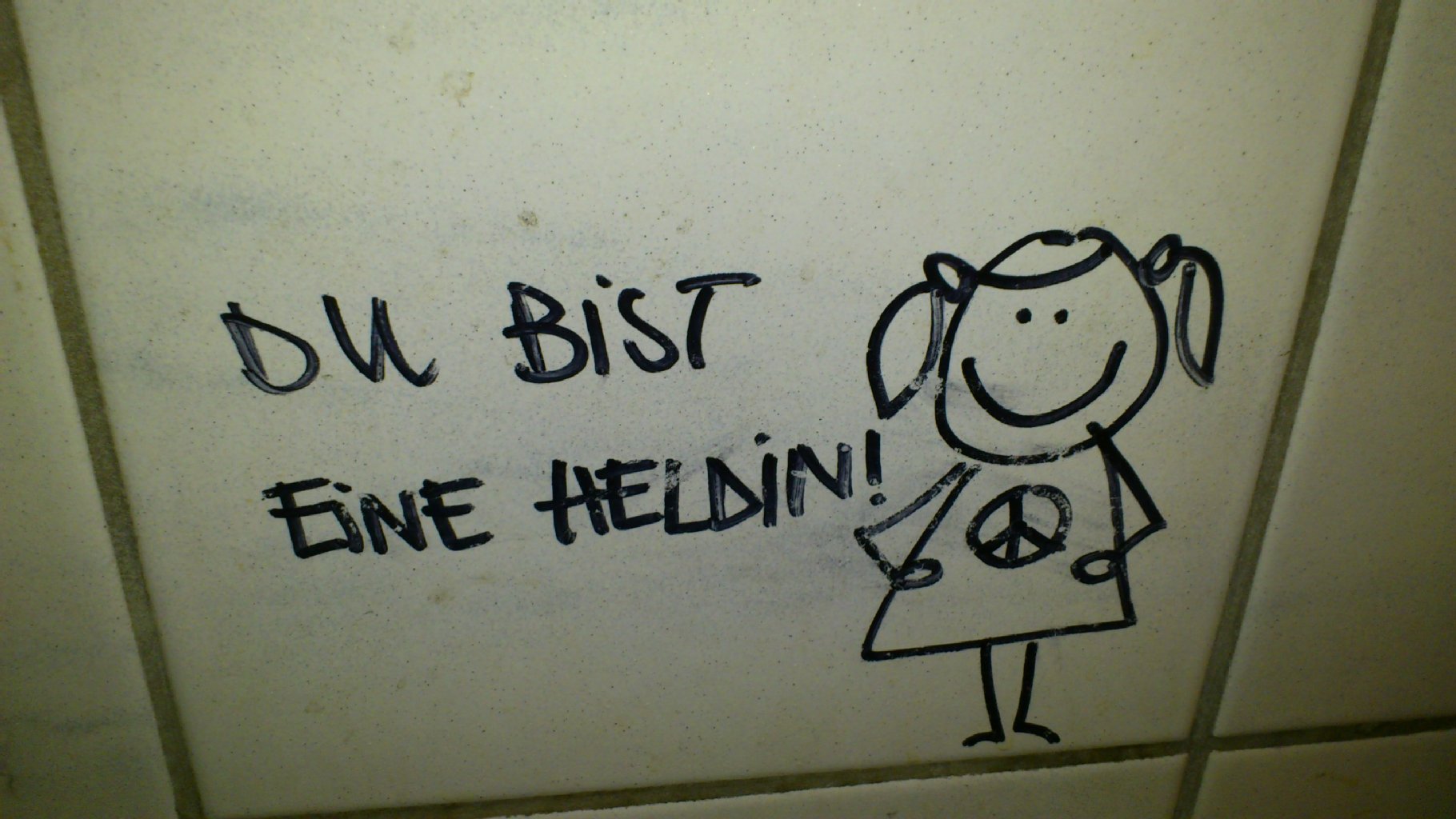 Frauen halten zusammen und machen ihren Geschlechtsgenossinnen selbst auf der Toilette Mut: Im Monarch am Kottbusser Tor in Kreuzberg braucht man solche Mutmacher-Weisheiten ja vielleicht...