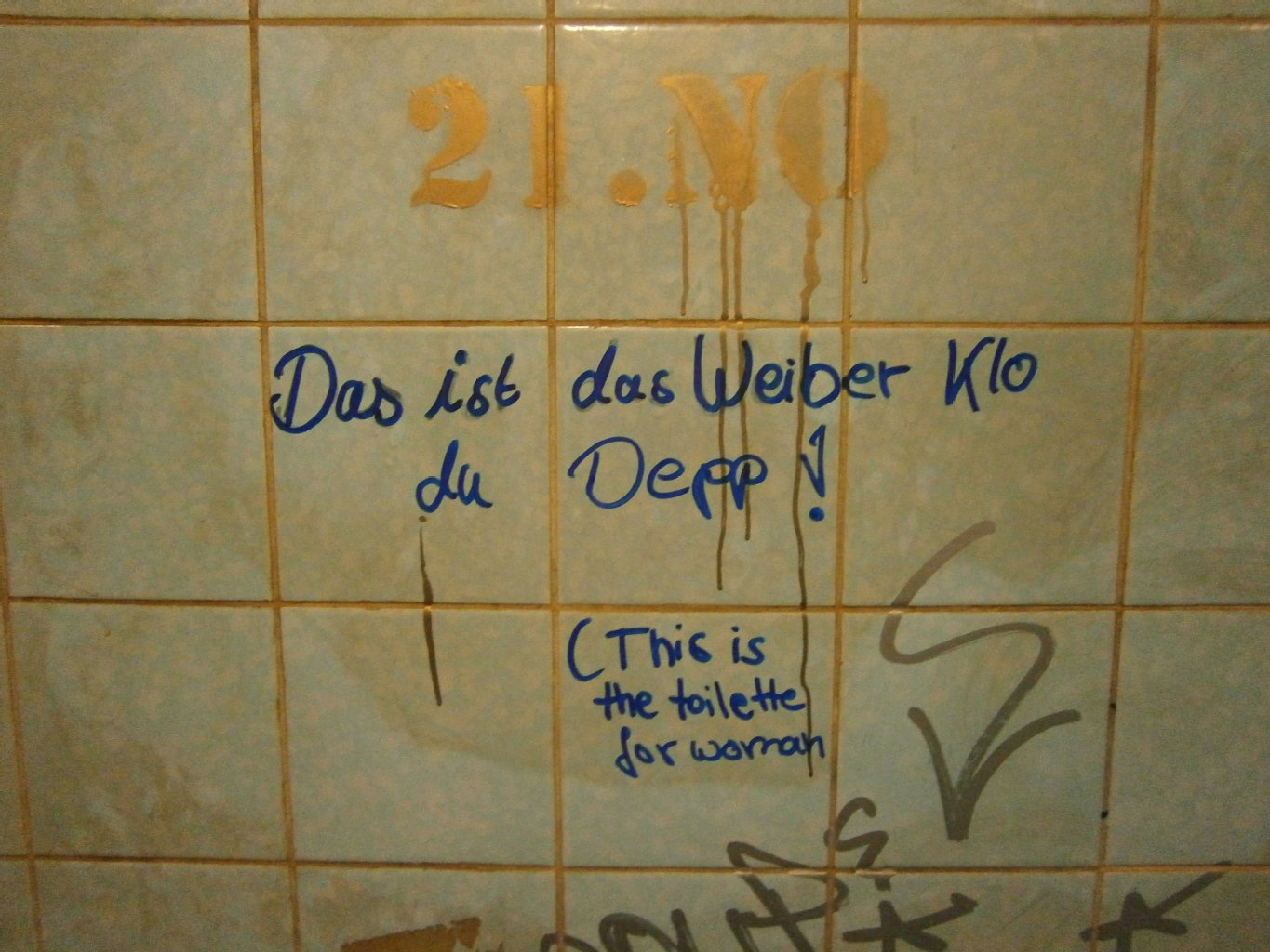 Das Weiberklo im Freien Neukölln (mit Übersetzung ins Englische > schließlich sollen auch die Touristen mitlesen können). Da hat sich wohl jemand verirrt. War er auf der Suche nach seiner Freundin? Wollte er jemanden kennenlernen? War das Männerklo zu voll? Zu dreckig? Man weiß es nicht. Nachdenklich, die Autorin.