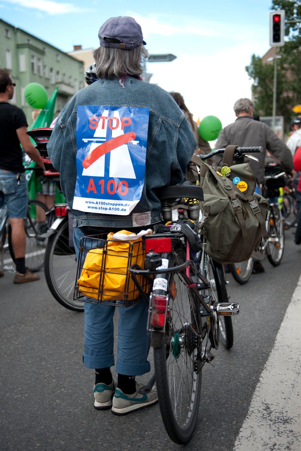 "Vernunft statt Beton! A100 stoppen!": Am Sonntag (26.08.2012) demonstrieren ca. 500 Radfahrer und Skater gegen den Ausbau der A 100.