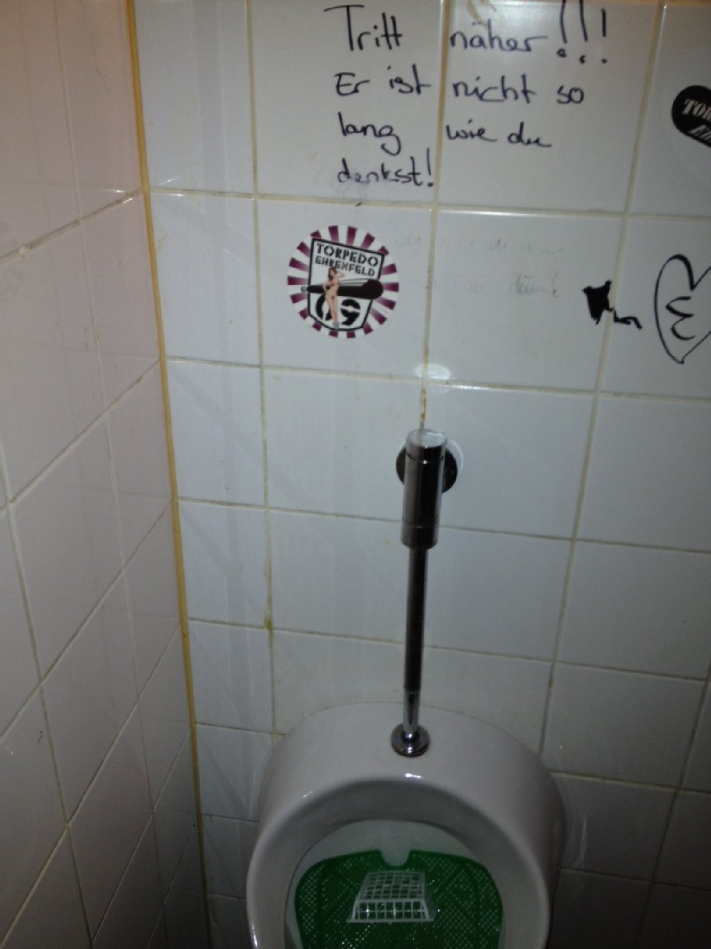 So geht es übrigens bei den Männern ab: Wo sich Frauen Mut zusprechen, geht es bei den Männern härter zu.