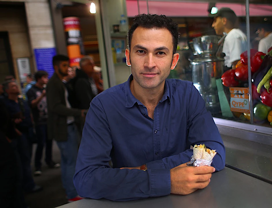 Der Kölner Kabarettist Fatih Çevikkollu ist leidenschaftlicher Döner-Esser. In Berlin hat er den Gemüse-Dürüm vom Mehringdamm für sich entdeckt.