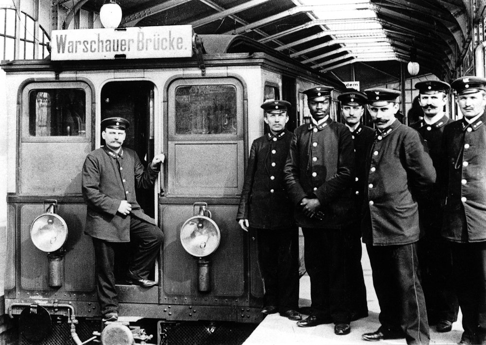 Knopf-Sakkos und Schnauzbärte: U-Bahnschaffner und weiteres Betriebspersonal im Jahr 1902.