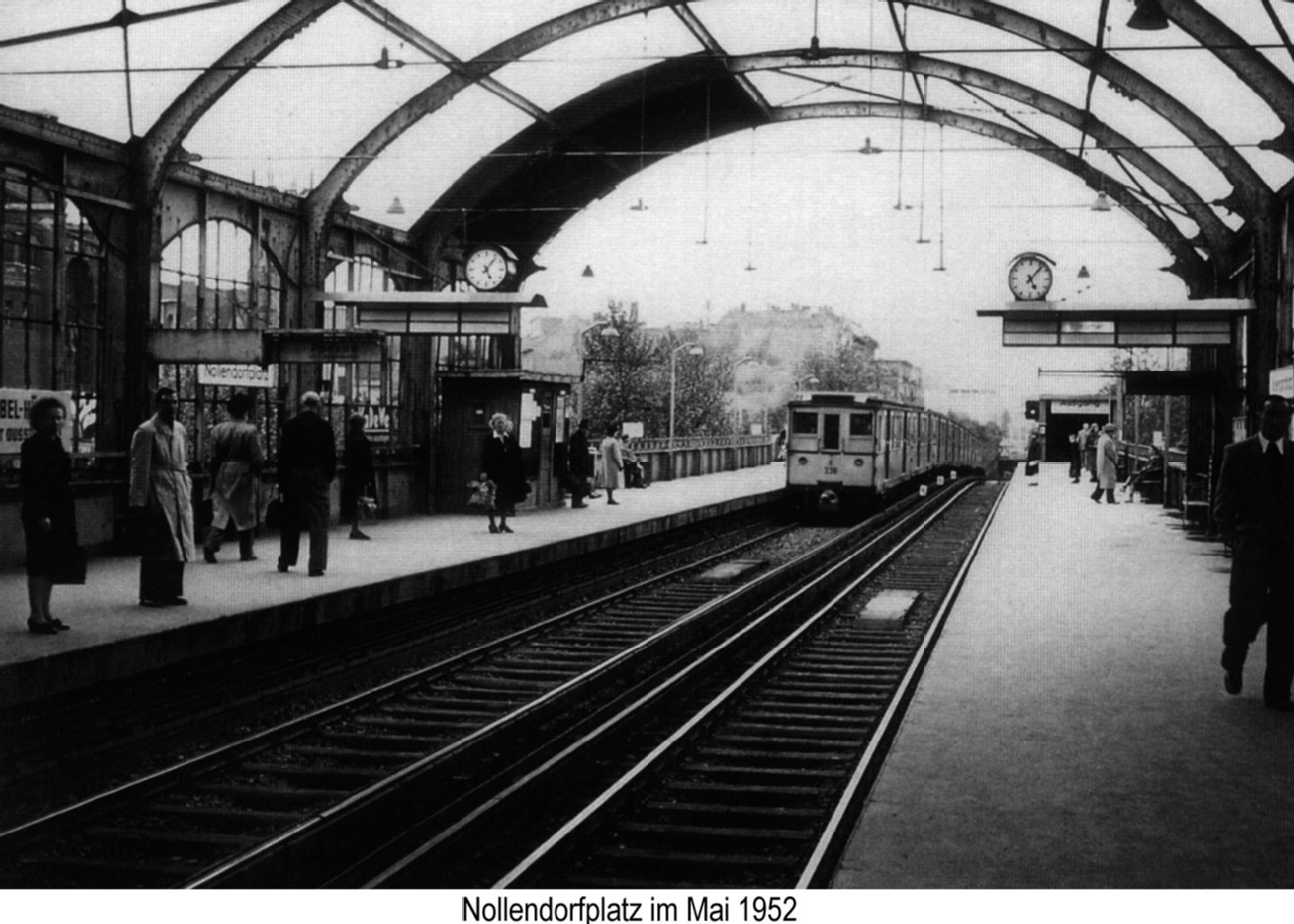 Um 1952 hatten die Züge, wie hier am Nollendorfplatz, noch kastenartige Holzoptik.